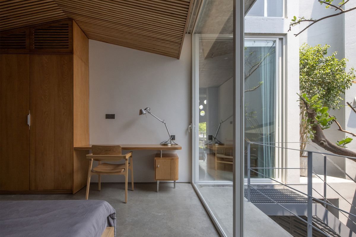 Cửa kính trượt lớn duy trì tầm nhìn thông thoáng, trong khi gỗ tạo ra bầu không khí ấm cúng bên trong, hài hòa với các vật liệu như bê tông và thép hoặc kính. Ảnh: Hoang Le