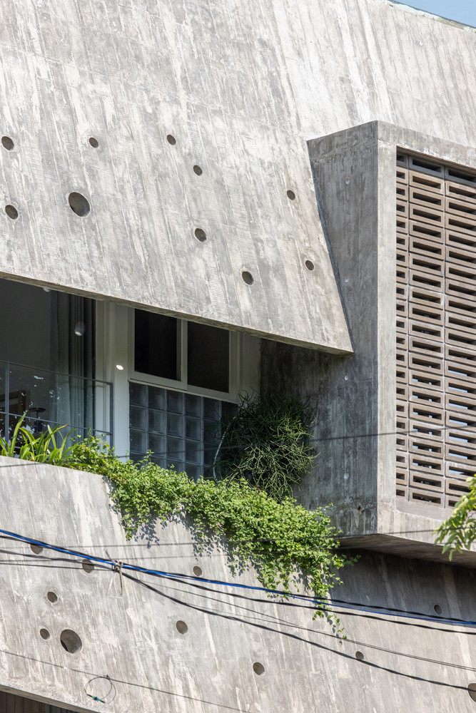 Những bức tường bê tông treo phục vụ hai mục đích: cung cấp khả năng che mưa và che nắng trong khi vẫn duy trì tầm nhìn hướng ra Sông An Cựu. Ảnh: Hoang Le