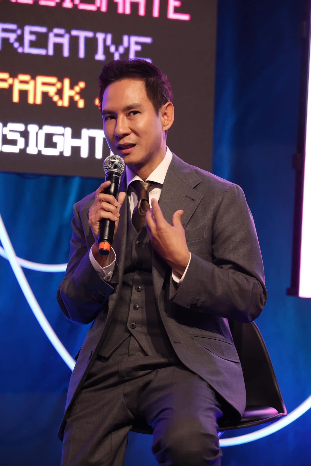 Lý Hải sinh năm 1968, từng có thời gian hoạt động trong showbiz Việt với vai trò ca sĩ. Sau đó, Lý Hải rẽ hướng sang làm phim và gặt hái được nhiều thành công. Ảnh: FB Ly Hai Minh Ha