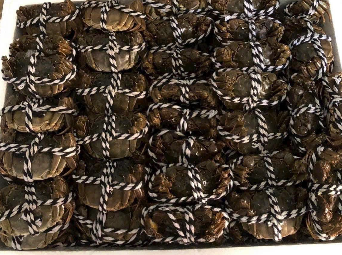 Cụ thể, 1kg cua lông cái size 5-6 con giá chỉ 410.000 đồng, bán đầy chợ. Mức giá này ngang với cua thịt hay cua gạch hàng nội địa ở nước ta. Ảnh: Vietnamnet