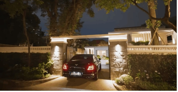 Trước đó, Lý Thùy Chang từng nhiều lần khiến mọi người choáng ngợp khi hé lộ căn biệt thự lộng lẫy chẳng kém khách sạn 5 sao. Ảnh chụp màn hình