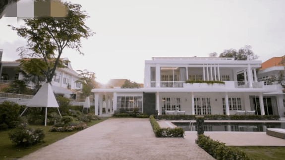 Giữa khuôn viên là bể bơi rộng. Đây cũng là góc sống ảo triệu view của bà xã Chi Bảo. Ảnh chụp màn hình