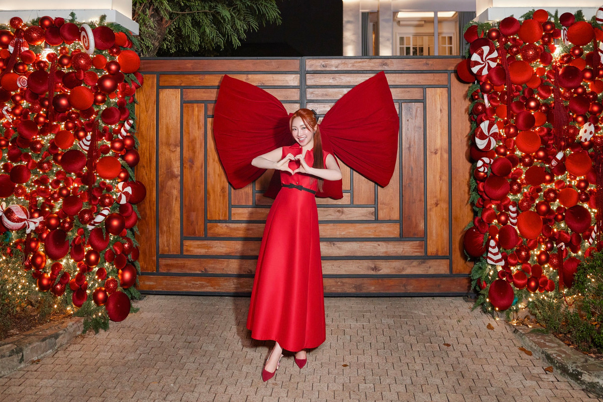 Dịp Giáng sinh năm nay, vợ chồng Chi Bảo - Lý Thùy Chang đầu tư nhiều công sức để trang hoàng căn biệt thự "ngập" sắc đỏ từ cổng vào. Ảnh: Người đưa tin