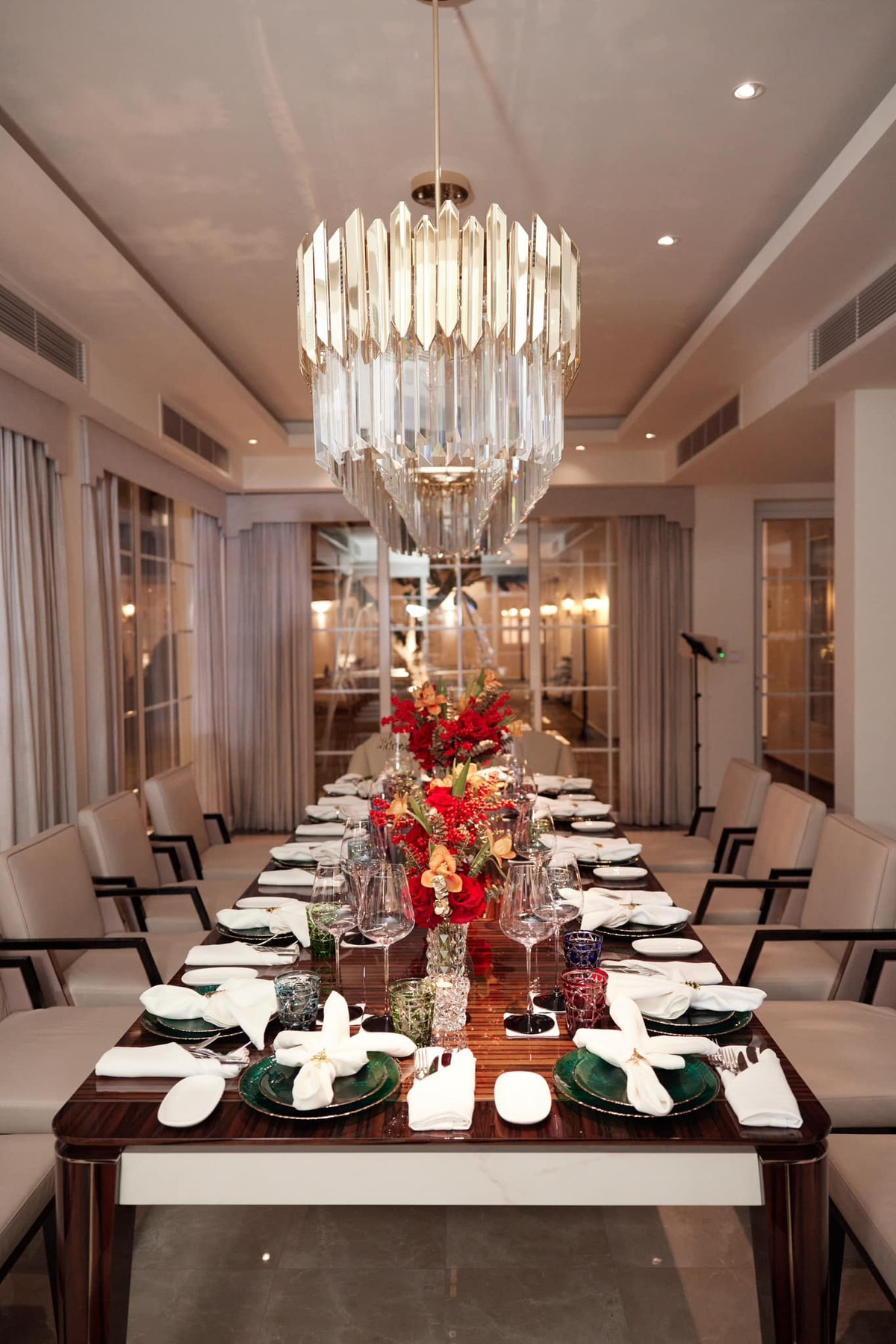 Mỗi chủ đề bữa tiệc, Lý Thùy Chang lại trang hoàng nhà cửa theo một phong cách khách nhau và không thể thiếu hoa tươi rực rỡ. Ảnh chụp màn hình