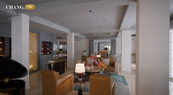 Phòng khách được trang trí đơn giản, sang trọng và ngập tràn sắc hoa. Ảnh chụp màn hình