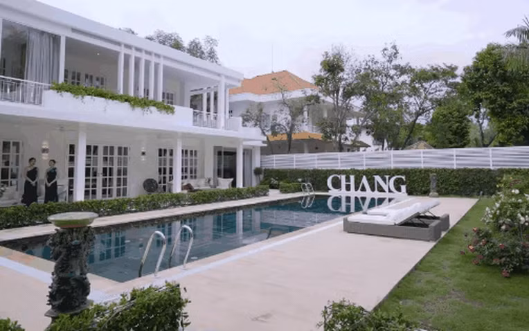 Bao quanh khu biệt thự là hàng rào cây xanh và cánh cổng được thiết kế tinh giản tạo nên nét sang trọng. Ảnh chụp màn hình