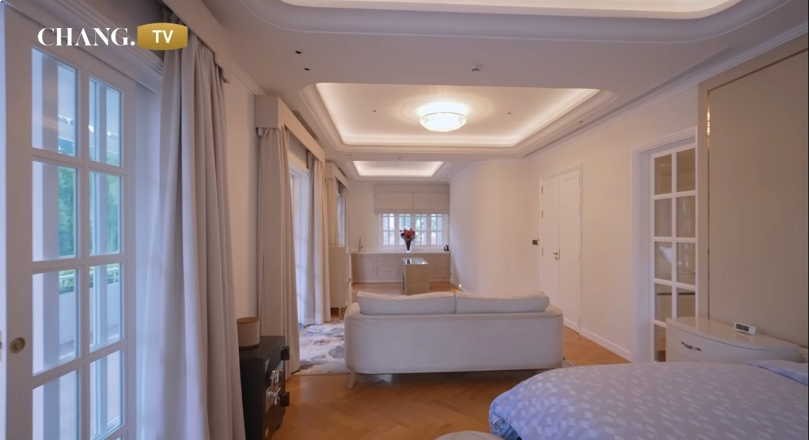 Phòng ngủ với sắc trắng tinh khôi nhẹ nhàng. Ảnh chụp màn hình