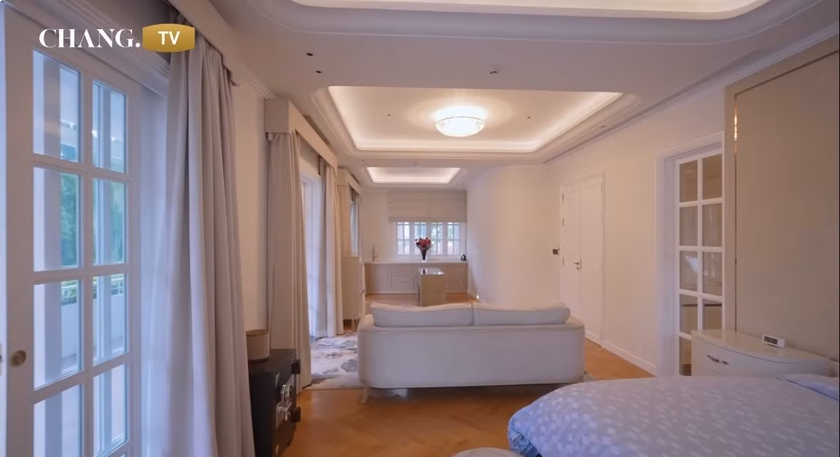 Phòng ngủ với sắc trắng tinh khôi nhẹ nhàng. Ảnh chụp màn hình