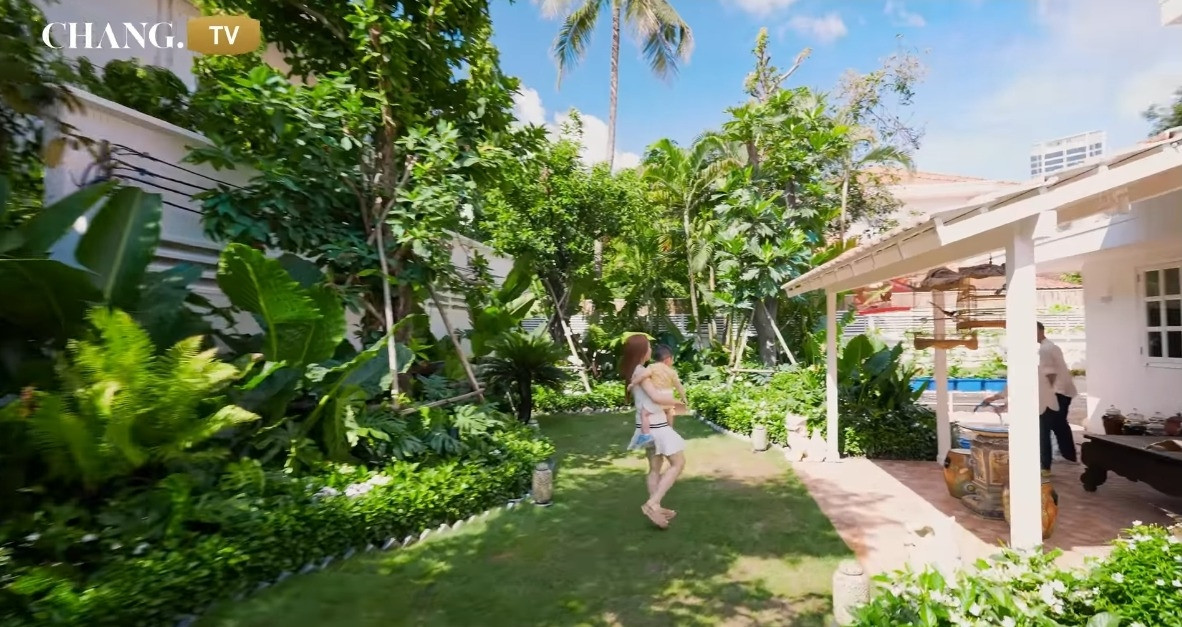 Bao trùm căn biệt thự là sắc trắng trang nhã nhẹ nhàng và khu vườn ngập tràn cây xanh rộng hàng trăm mét vuông. Ảnh chụp màn hình