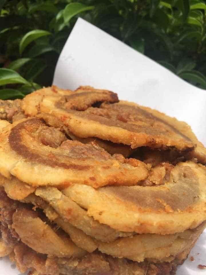 Khi rán phải chú ý để tóp không bị quá khô, quá cháy thì ăn mới cảm nhận được độ mềm của phần mỡ và độ giòn từ phần thịt. Ảnh: Facebook