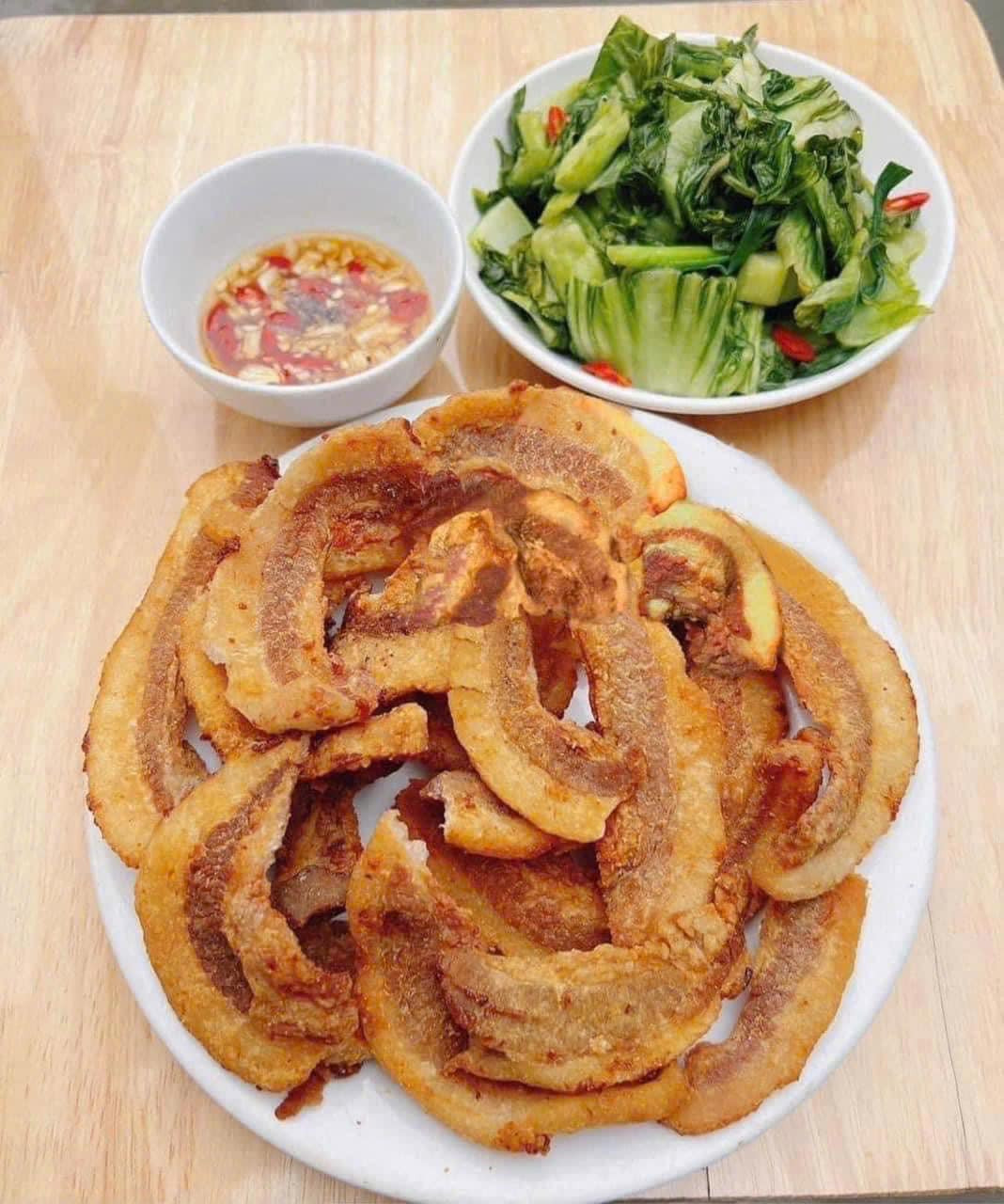 Đáng chú ý, tóp mỡ có giá cao ngất ngưởng lên tới 450.000 - 500.000 đồng/kg. Ảnh: Facebook