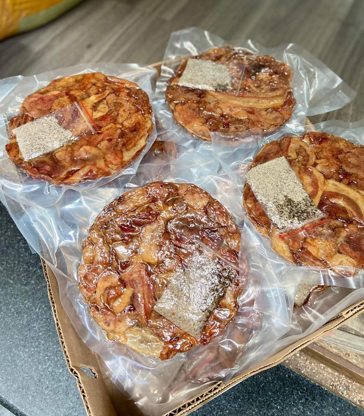 Miếng bánh tóp mỡ được đóng túi cẩn thận, khách mua về có thể ăn được luôn. Ảnh: Facebook