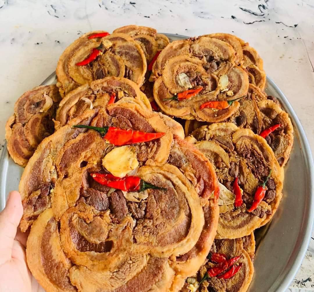 Bánh tóp mỡ có loại giòn, loại dẻo, giá từ 110.000 - 130.000 đồng/chiếc (240 - 270g). Vì ngon và lạ nên loại bánh này rất được ưa chuộng. Ảnh: Facebook