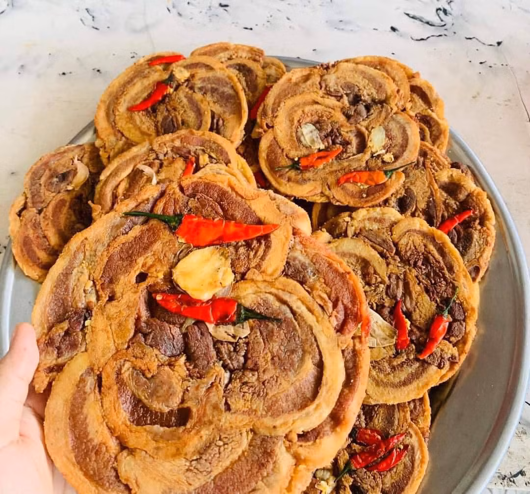 Bánh tóp mỡ có loại giòn, loại dẻo, giá từ 110.000 - 130.000 đồng/chiếc (240 - 270g). Vì ngon và lạ nên loại bánh này rất được ưa chuộng. Ảnh: Facebook