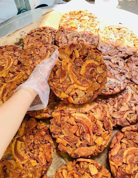 Đặc biệt, trên chợ mạng hiện nay còn phổ biến loại tóp mỡ được ép thành bánh. Chiếc bánh này màu vàng đậm, giòn rụm, ăn có vị mằn mặn, thơm ngon, hấp dẫn. Ảnh: Facebook