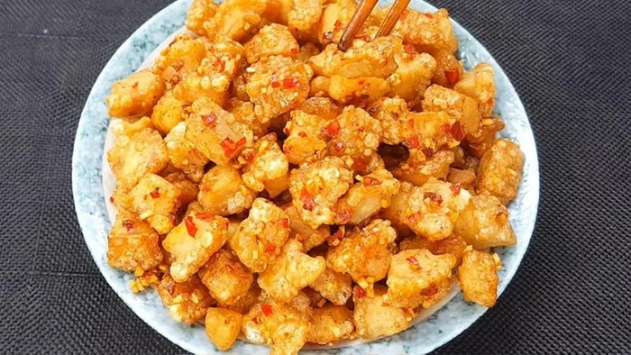 Tóp mỡ được chế biến thành nhiều loại để phù hợp với khẩu vị của đông đảo khác hàng như tóp mỡ rim cay, tóp mỡ chua ngọt, tóp mỡ lá chanh, tóp mỡ quay dẻo...Ảnh: Saostar