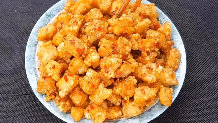 Tóp mỡ được chế biến thành nhiều loại để phù hợp với khẩu vị của đông đảo khác hàng như tóp mỡ rim cay, tóp mỡ chua ngọt, tóp mỡ lá chanh, tóp mỡ quay dẻo...Ảnh: Saostar