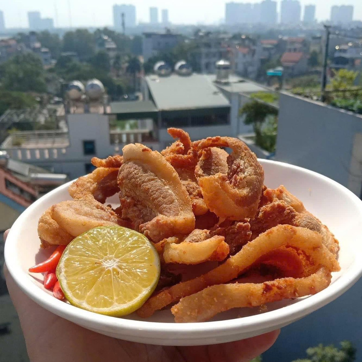 Khi xã hội ngày càng phát triển, món ăn "cứu đói" này không còn được nhớ đến nữa bởi đâu còn ngon và hấp dẫn. Nhưng mấy năm nay, những miếng tóp mỡ bất ngờ được rao bán khắp nơi, thậm chí trở thành đặc sản được dân thành phố và giới trẻ lùng mua. Ảnh: Facebook