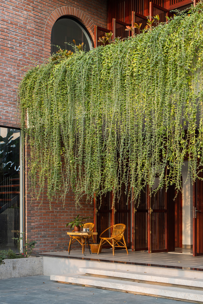 "Rèm cây” chắn nắng và bức xạ nhiệt giúp điều hòa nhiệt độ tốt hơn mà vẫn đảm bảo thông thoáng, tầm nhìn đồng thời làm mềm mại không gian kiến trúc, giúp con người gắn kết chặt chẽ với thiên nhiên. Ảnh: Hoàng Lê