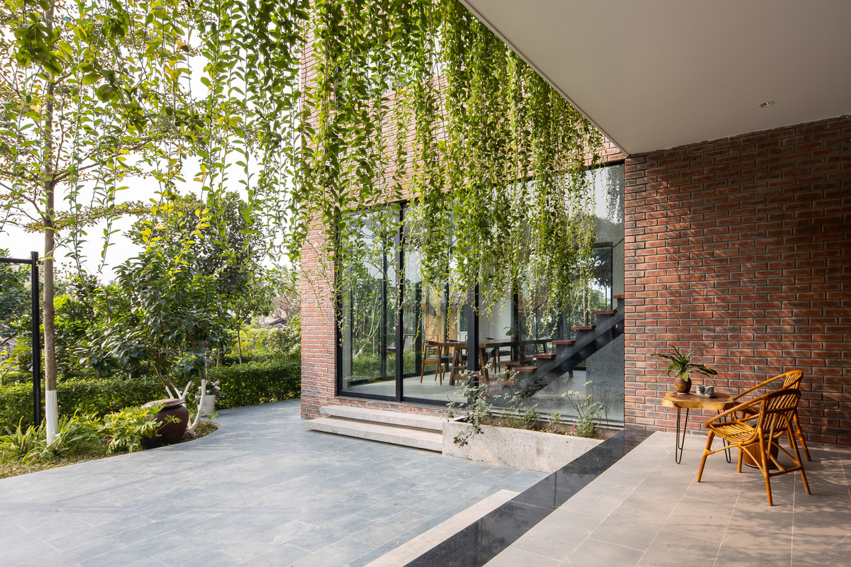 Sân phơi thóc được cải tạo thành sân chơi cho trẻ em hoặc là nơi tụ họp để ăn mừng và luộc bánh chưng trong những ngày Tết. Ảnh: Hoàng Lê