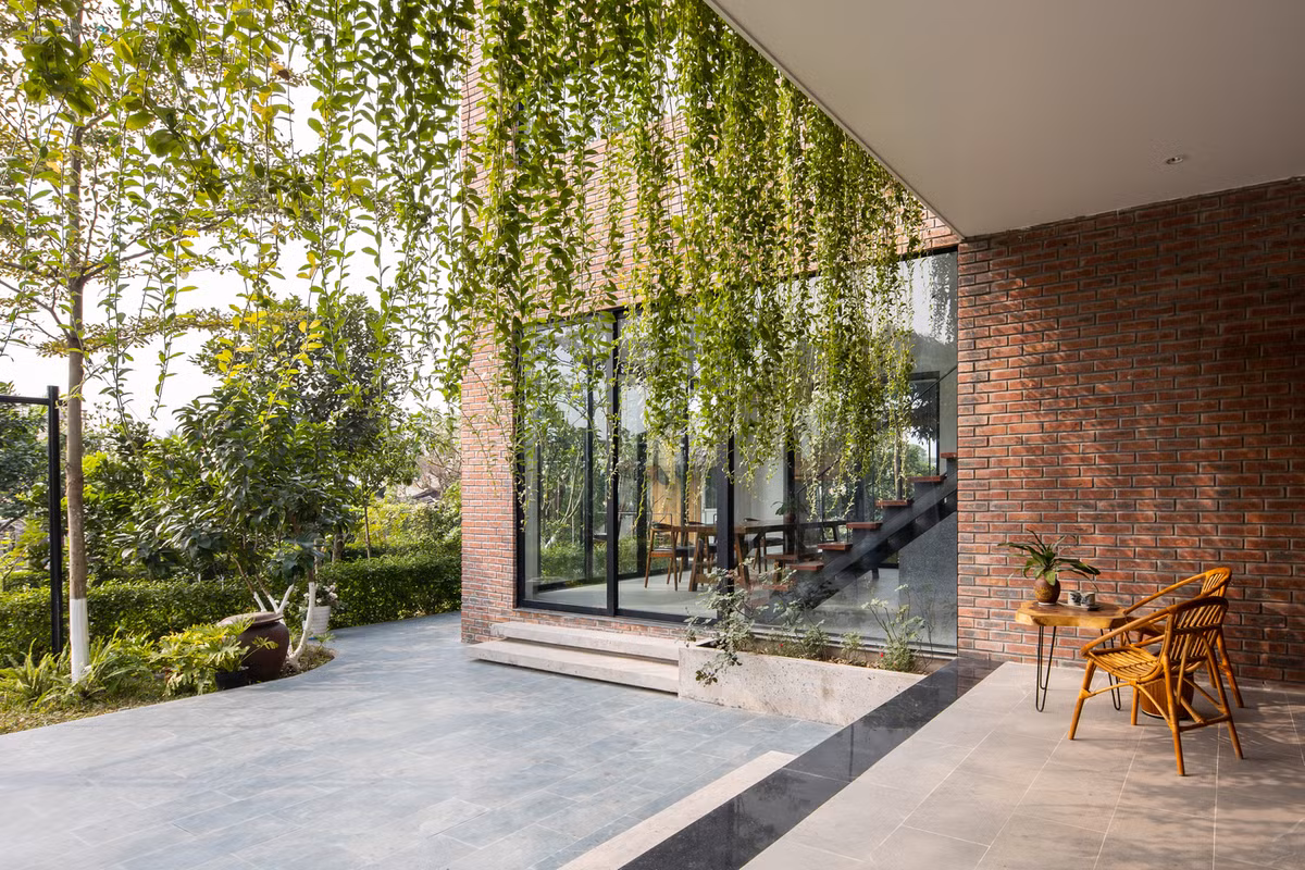 Sân phơi thóc được cải tạo thành sân chơi cho trẻ em hoặc là nơi tụ họp để ăn mừng và luộc bánh chưng trong những ngày Tết. Ảnh: Hoàng Lê