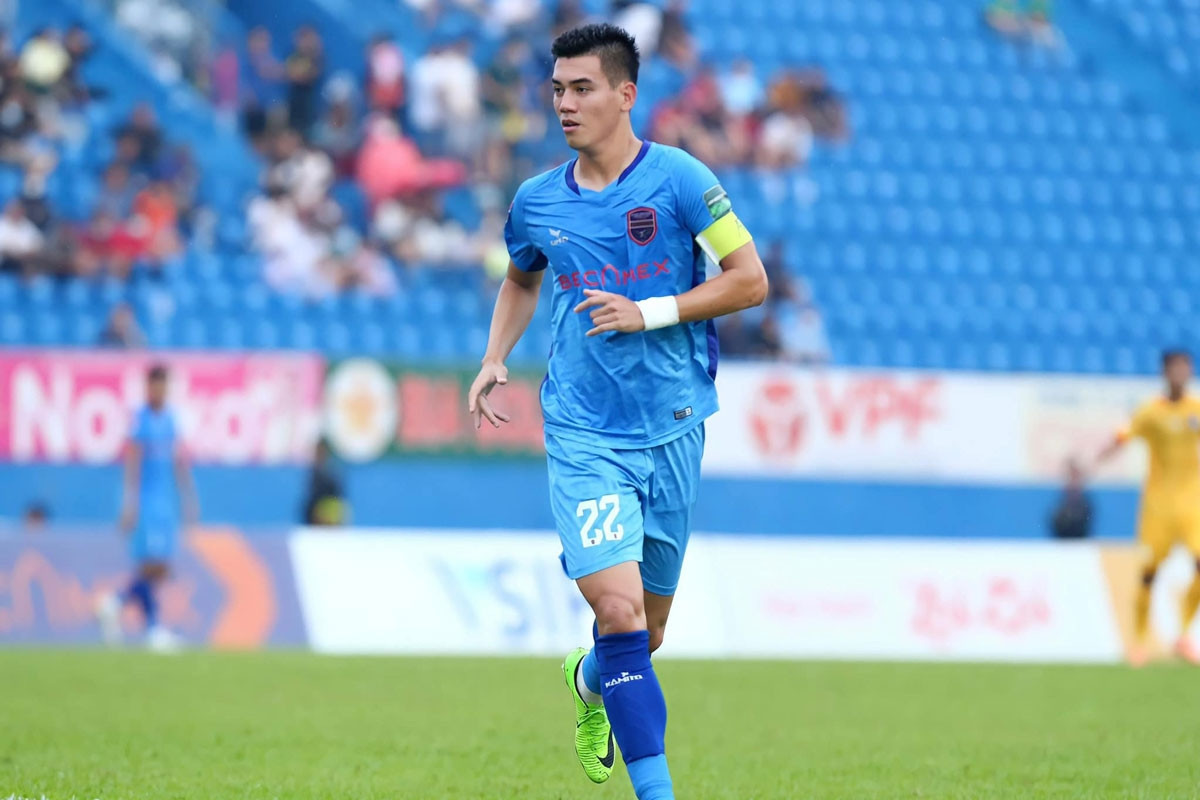 Cụ thể, mỗi năm tiền đạo quê Hải Dương bỏ túi 6 tỷ đồng, tương đương 18 tỷ đồng cho 3 năm. Ảnh: Dân Việt