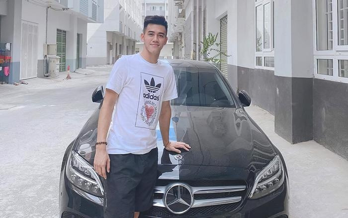 Năm 2020, khi mới 23 tuổi, Nguyễn Tiến Linh đã tậu chiếc Mercedes-Benz C200 bản nâng cấp facelift với giá khoảng 1,5 tỷ đồng. Ảnh: Saostar