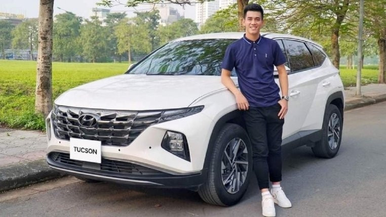 Hai năm sau, nam cầu thủ tậu thêm một chiếc Hyundai Tucson 2022 với tông màu trắng sang trọng, có giá khoảng 1 tỷ đồng. Ảnh: Oto