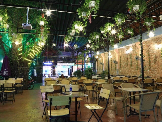 Ngôi nhà của gia đình Tiến Linh có 2 tầng, bên dưới là phòng khách, bếp còn phía trên là phòng ngủ. Phía trước là quán cà phê nhỏ của bố mẹ Tiến Linh. Ảnh: Vietnamnet