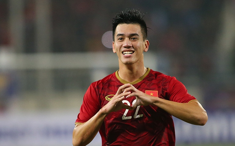 Ngoài thu nhập trên sân cỏ, Tiến Linh còn có nguồn thu không nhỏ từ các hợp đồng quảng cáo. Ảnh: Vietnamnet