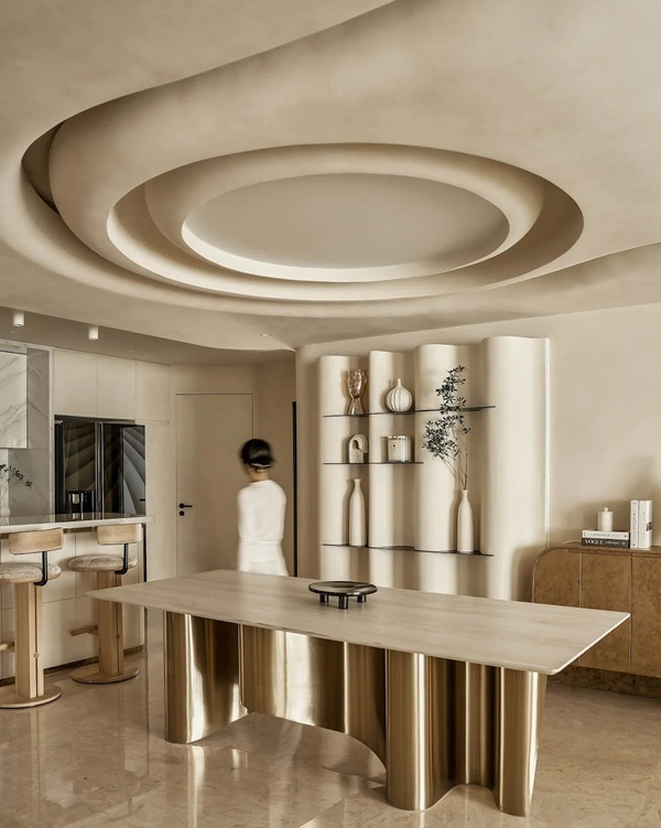 Những đường cong mềm mại, trần xuyên sáng là điểm nhấn. Ảnh: LAI Studio