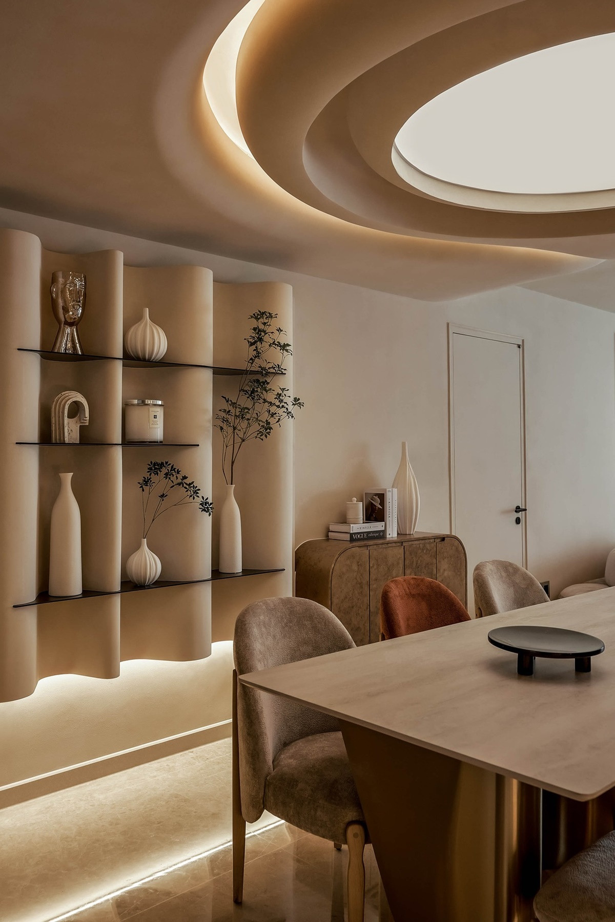 Cạnh bàn ăn có tủ để đồ và kệ lượn sóng. Ảnh: LAI Studio