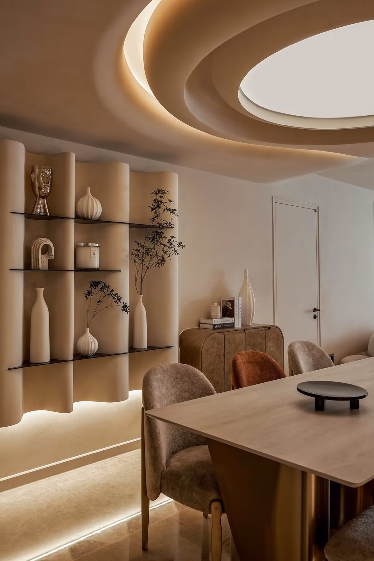 Cạnh bàn ăn có tủ để đồ và kệ lượn sóng. Ảnh: LAI Studio