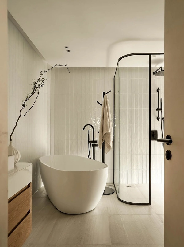 Bồn tắm lớn sang trọng như trong khách sạn cao cấp. Ảnh: LAI Studio