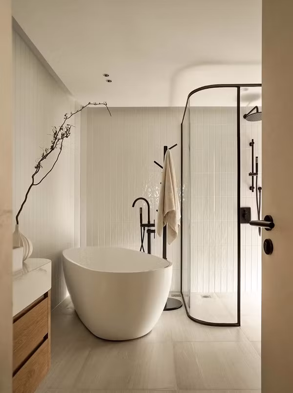 Bồn tắm lớn sang trọng như trong khách sạn cao cấp. Ảnh: LAI Studio