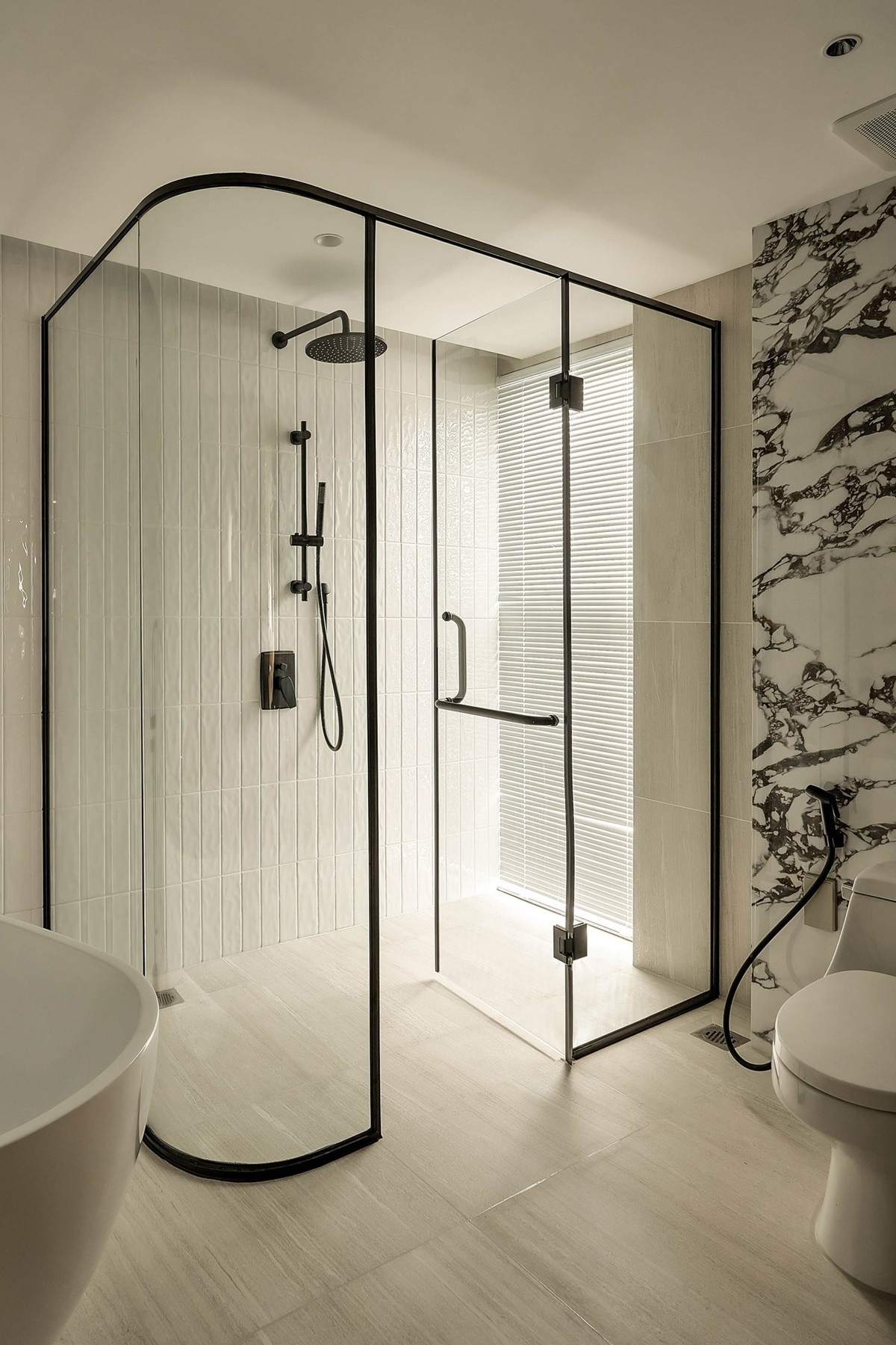 Phòng tắm có hệ kính uốn cong lạ mắt. Ảnh: LAI Studio