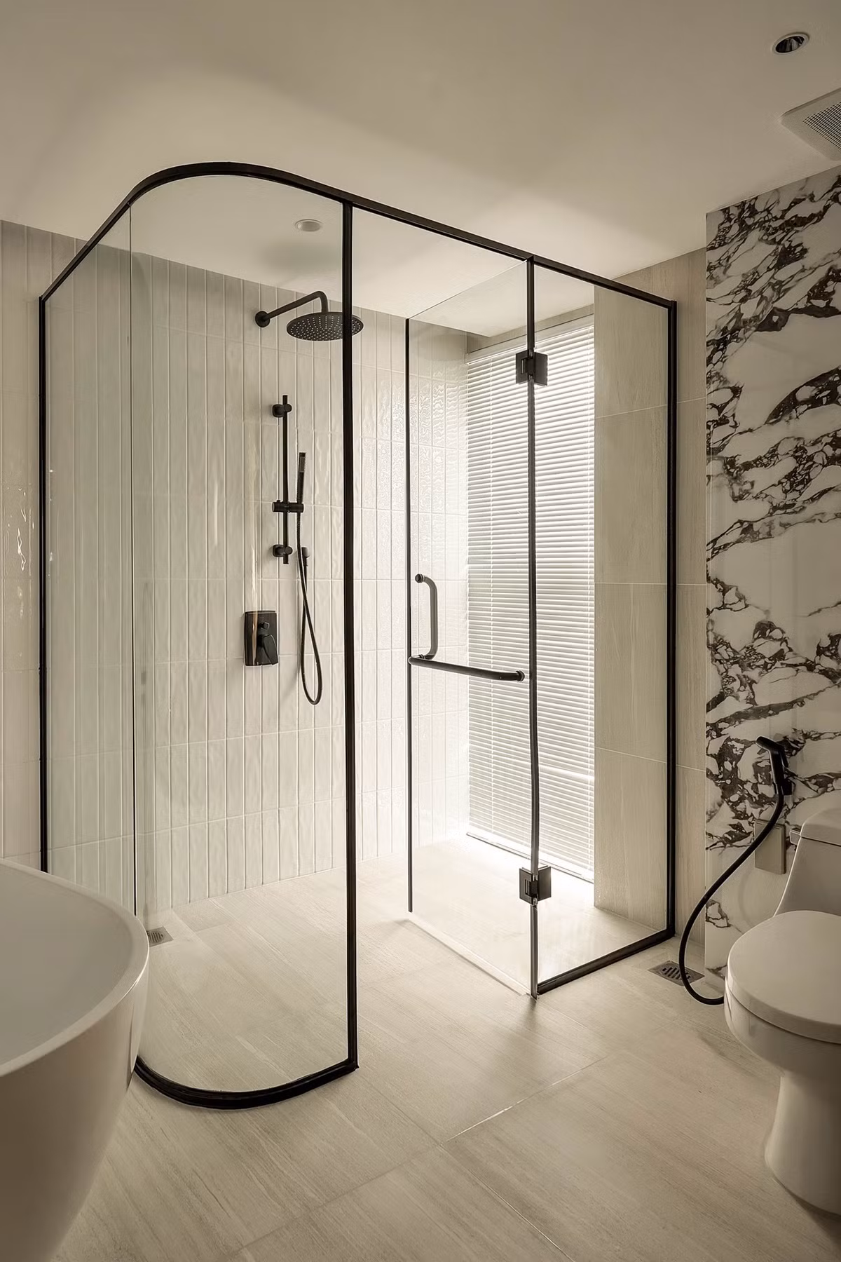 Phòng tắm có hệ kính uốn cong lạ mắt. Ảnh: LAI Studio