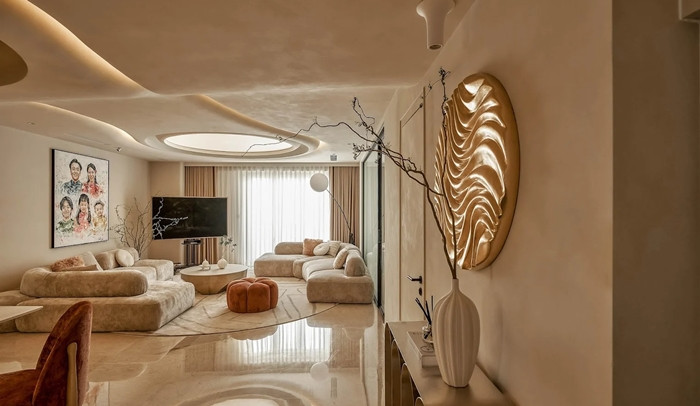 Không gian nội thất ấn tượng với gam màu gỗ vàng nâu ấm cúng hòa quyện màu sơn hiệu ứng bê tông nâu kem nhạt. Ảnh: LAI Studio