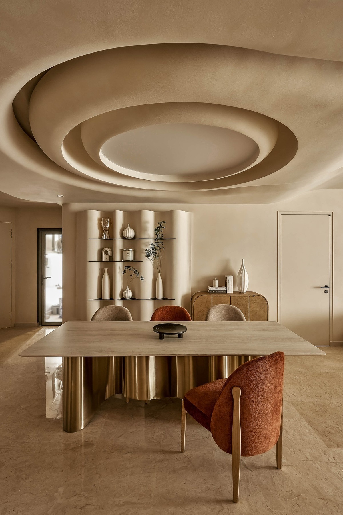 Căn hộ của Cường Đô La - Đàm Thu Trang được thiết kế theo phong cách Wabi Sabi với các đường cong tạo điểm nhấn và làm cho không gian sống trở nên nghệ thuật hơn. Ảnh: LAI Studio