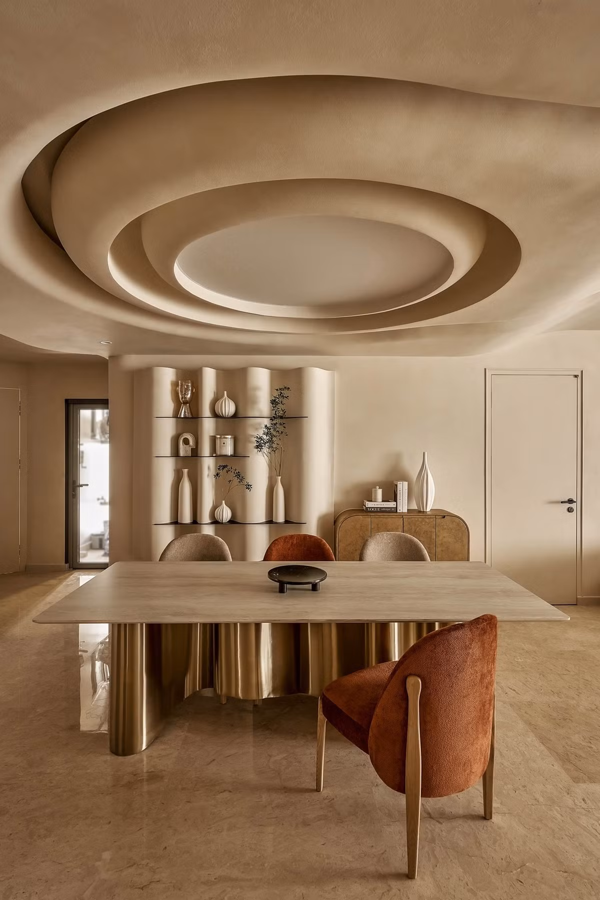 Căn hộ của Cường Đô La - Đàm Thu Trang được thiết kế theo phong cách Wabi Sabi với các đường cong tạo điểm nhấn và làm cho không gian sống trở nên nghệ thuật hơn. Ảnh: LAI Studio