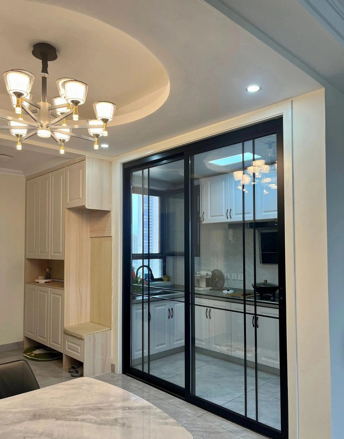 Tuy nhiên, cửa kính trượt chỉ có thể mở được một phần, tức chỉ có một nửa không gian được sử dụng để ra vào. Điều này gây bất tiện khi cần di chuyển đồ đạc lớn hoặc khi có nhiều người ra vào cùng lúc. Ảnh: Happnest