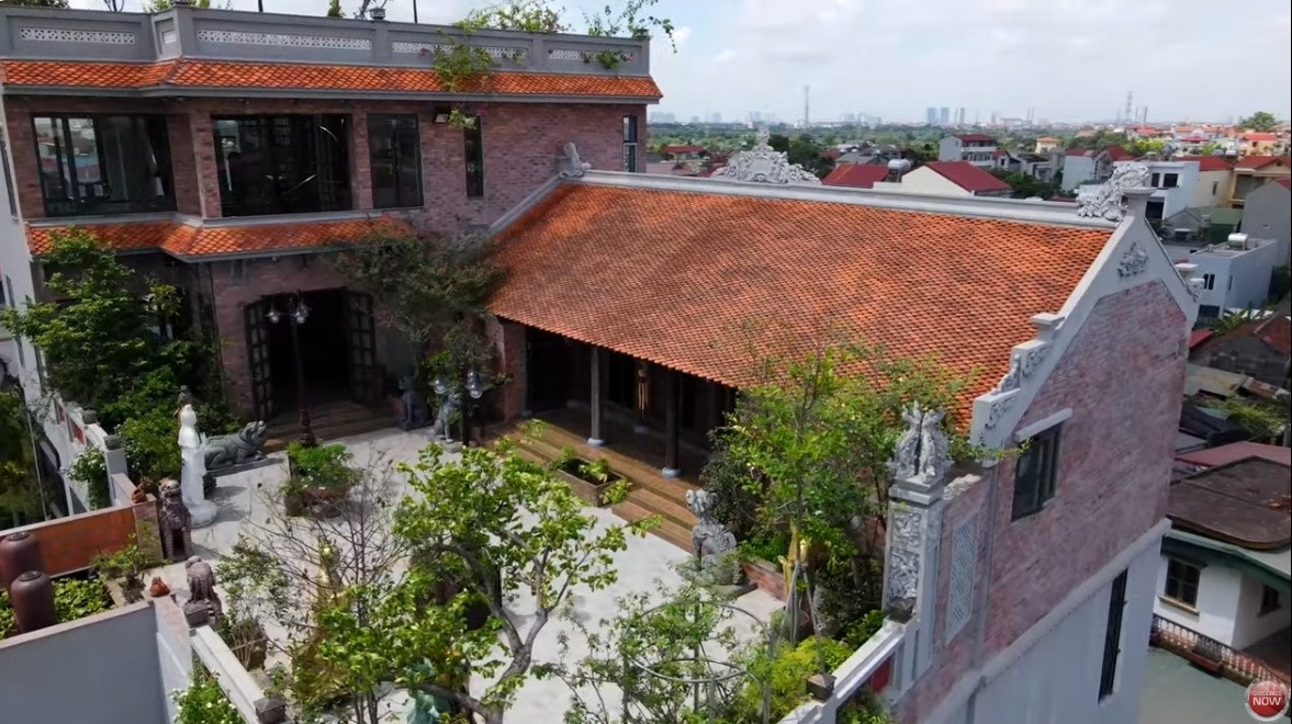 Gia chủ phải huy động đội nghệ nhân gỗ lành nghề nghiên cứu và ghi nhớ các chi tiết của căn nhà cổ. Sau đó tháo dỡ toàn bộ ngói, cột kèo, vách rồi đưa về làng nghề Quốc Oai để kiểm tra. Ảnh chụp màn hình