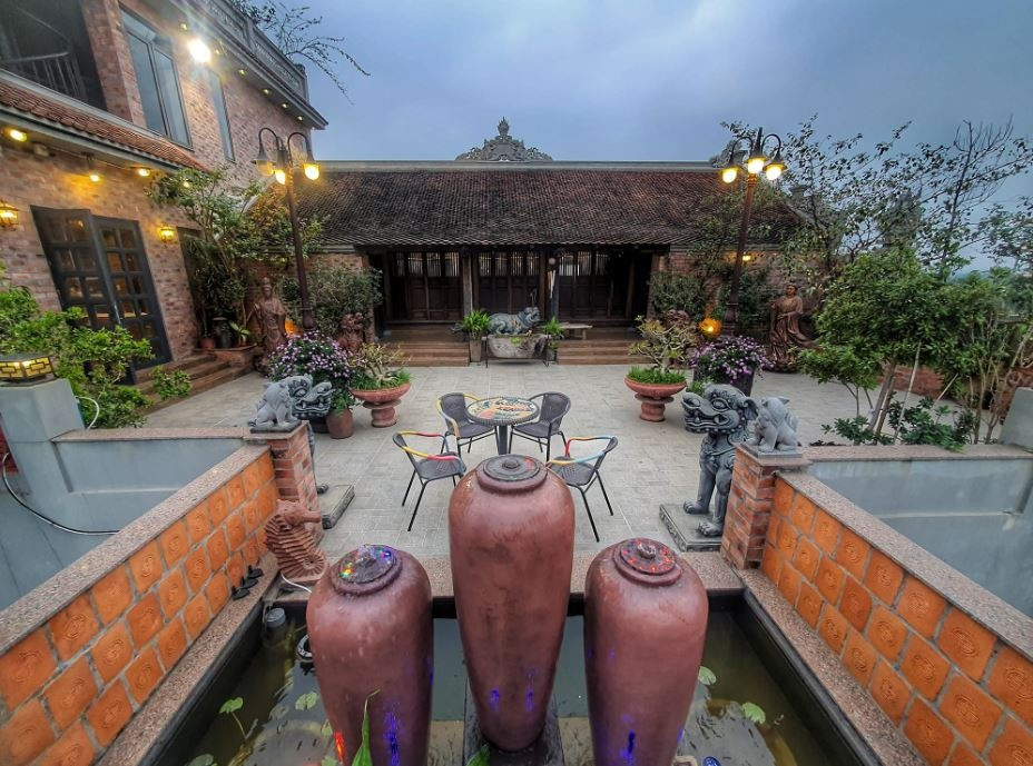 Gia chủ mất khoảng 8 tháng để hoàn thành căn nhà cổ này với tổng chi phí di dời lên đến một tỷ đồng. Ảnh: Điêu Khắc Liên Vũ, Aikofarm, Invest TV