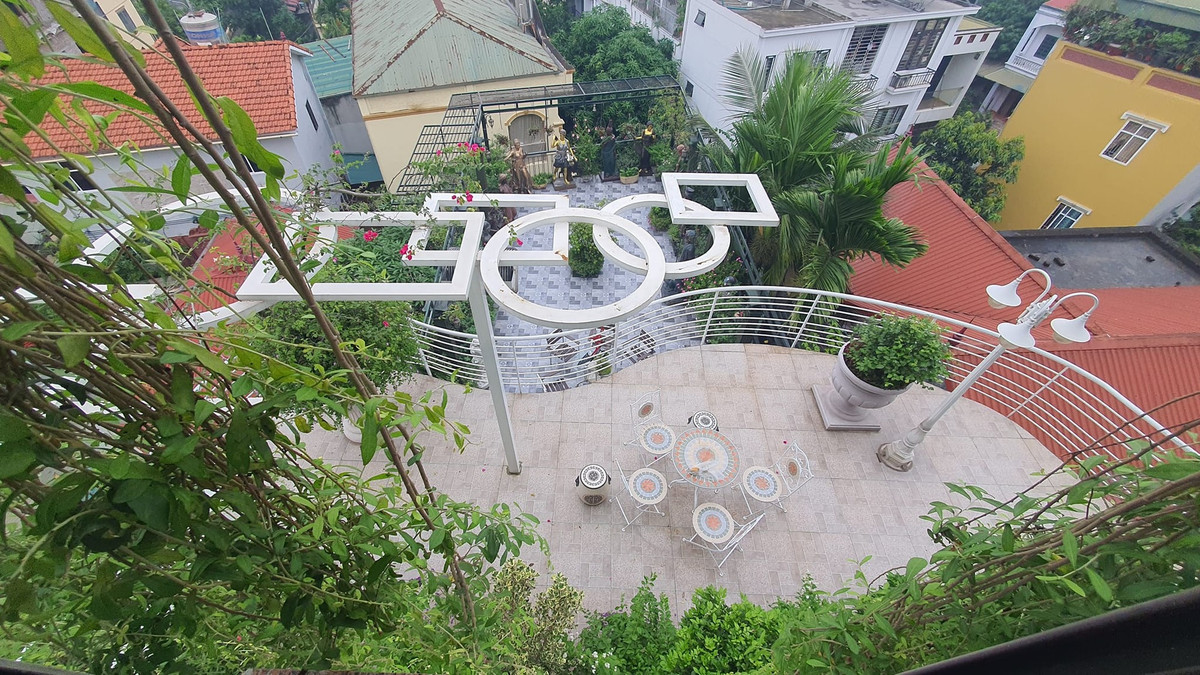 Ngoài tầng thượng là căn nhà cổ, một góc sân thượng khác được thiết kế nhưng một công viên thu nhỏ để cả nhà ngắm cảnh và hàn huyên tâm sự. Ảnh: Điêu Khắc Liên Vũ, Aikofarm, Invest TV