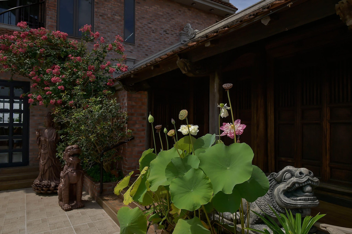 Tầng thượng là không gian hoài niệm, cổ kính. Ảnh chụp màn hình