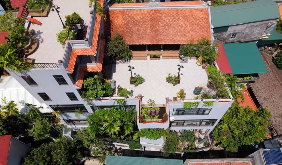 Giữa không gian đô thị hóa mạnh mẽ ở Hà Nội, một căn biệt thự kiên cố, hiện đại cao 5 tầng rộng gần 500m2, với điểm nhấn là ngôi nhà cổ khoảng 100 năm tuổi ở trên nóc trở thành tâm điểm chú ý của nhiều người. Ảnh: Điêu Khắc Liên Vũ, Aikofarm, Invest TV