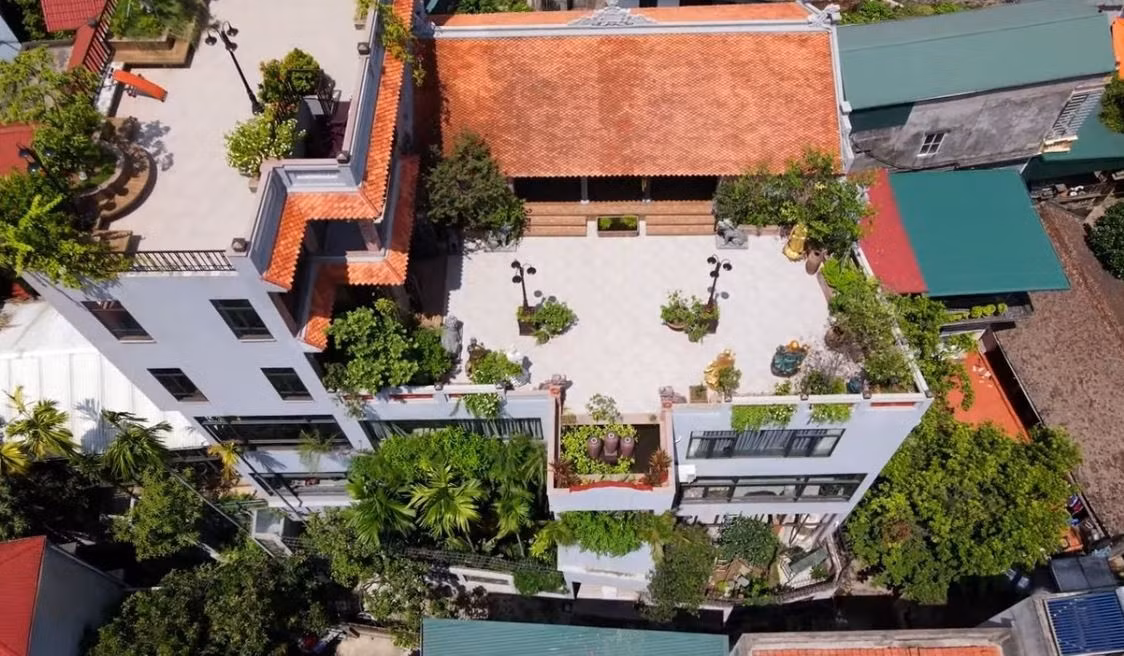 Giữa không gian đô thị hóa mạnh mẽ ở Hà Nội, một căn biệt thự kiên cố, hiện đại cao 5 tầng rộng gần 500m2, với điểm nhấn là ngôi nhà cổ khoảng 100 năm tuổi ở trên nóc trở thành tâm điểm chú ý của nhiều người. Ảnh: Điêu Khắc Liên Vũ, Aikofarm, Invest TV