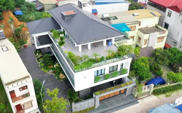 Mới đây, kênh YouTube NhaF giới thiệu một căn biệt thự mang phong cách hiện đại nhưng không kém phần tinh tế tại Thái Nguyên. Ảnh chụp màn hình NhaF