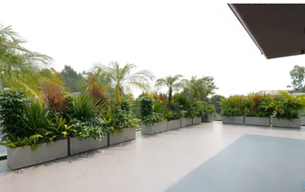 Sân thượng là không gian tổ chức tiệc của gia đình. Ảnh chụp màn hình NhaF