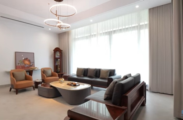 Nội thất gỗ kết hợp chất liệu da tạo nên bộ sản phẩm hiện đại và trẻ trung. Ảnh chụp màn hình NhaF